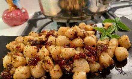 Slim Man Cooks Bay Scallops with Pesto and Sun-Dried Tomatoes